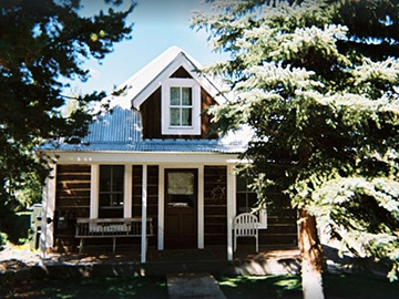 historic log home in crested butte